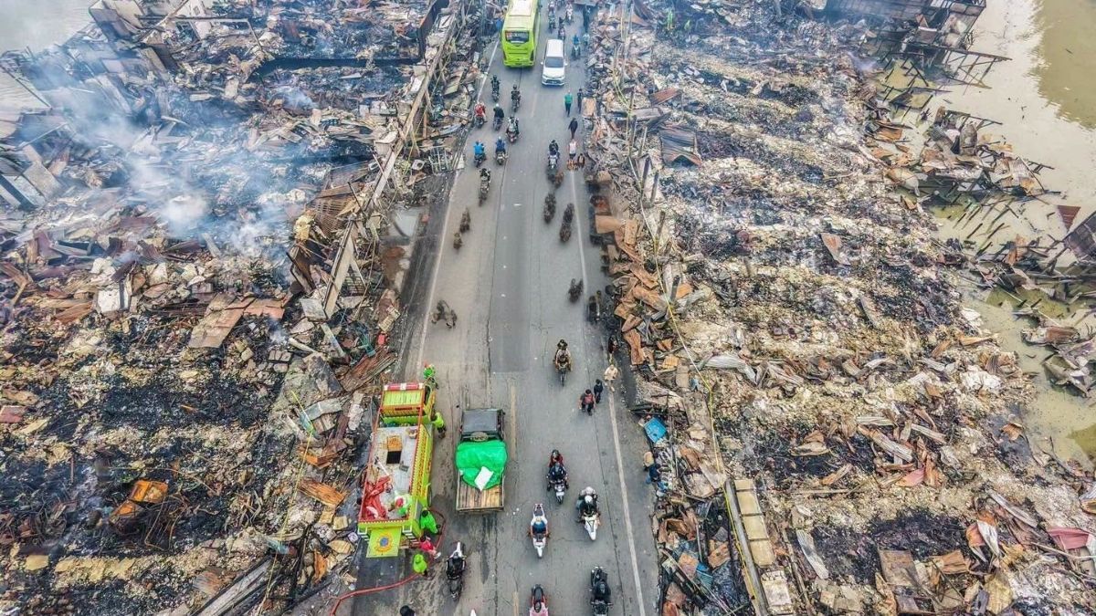 Fire destroys 48 shop houses at market in Indonesia, closes major Pontianak-Singkawang road