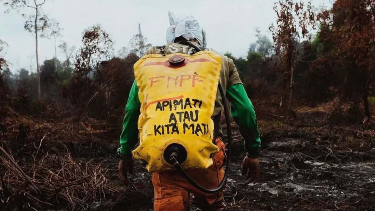 Firefighting volunteer explains ‘jet shooters’ use in Kalimantan forest fires as netizens question equipment and spending
