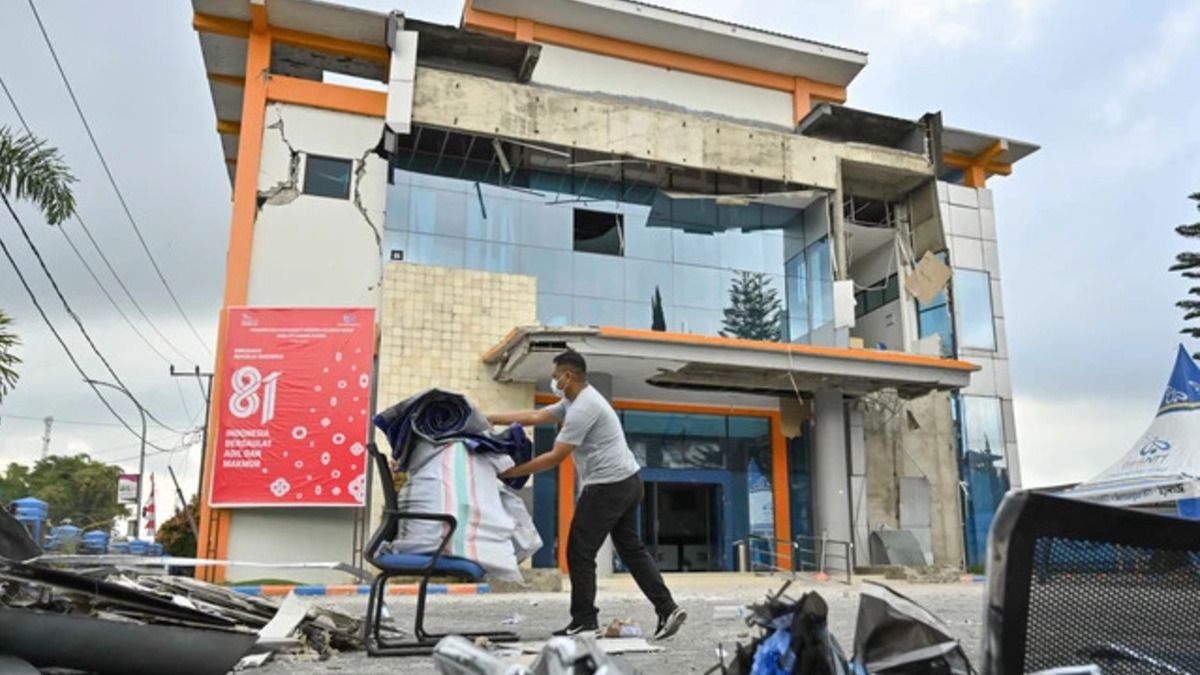 Magnitude 7.7 earthquake kills 53 and leaves more than 130 injured across Flores, Indonesia
