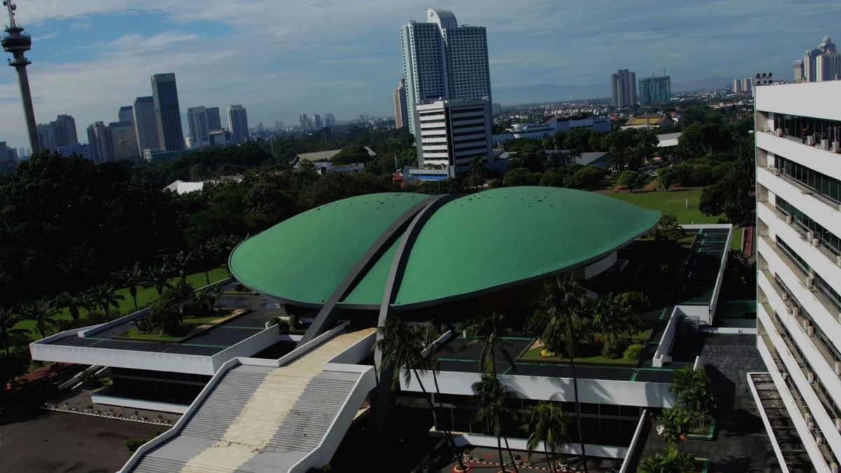 Nearly 4,000 security forces guard Indonesian parliament amid student protests in Jakarta